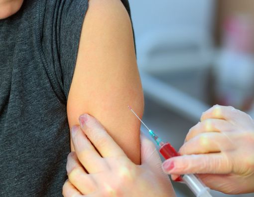 Pentingnya Vaksin bagi Orang Dewasa Selama Pandemi COVID-19