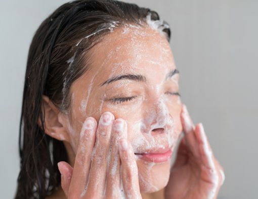 Mau Eksfoliasi, Lebih Baik Pakai yang Chemical Atau Physical?