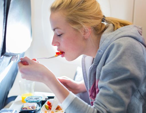 6 Makanan yang Harus Dihindari Sebelum Naik Pesawat