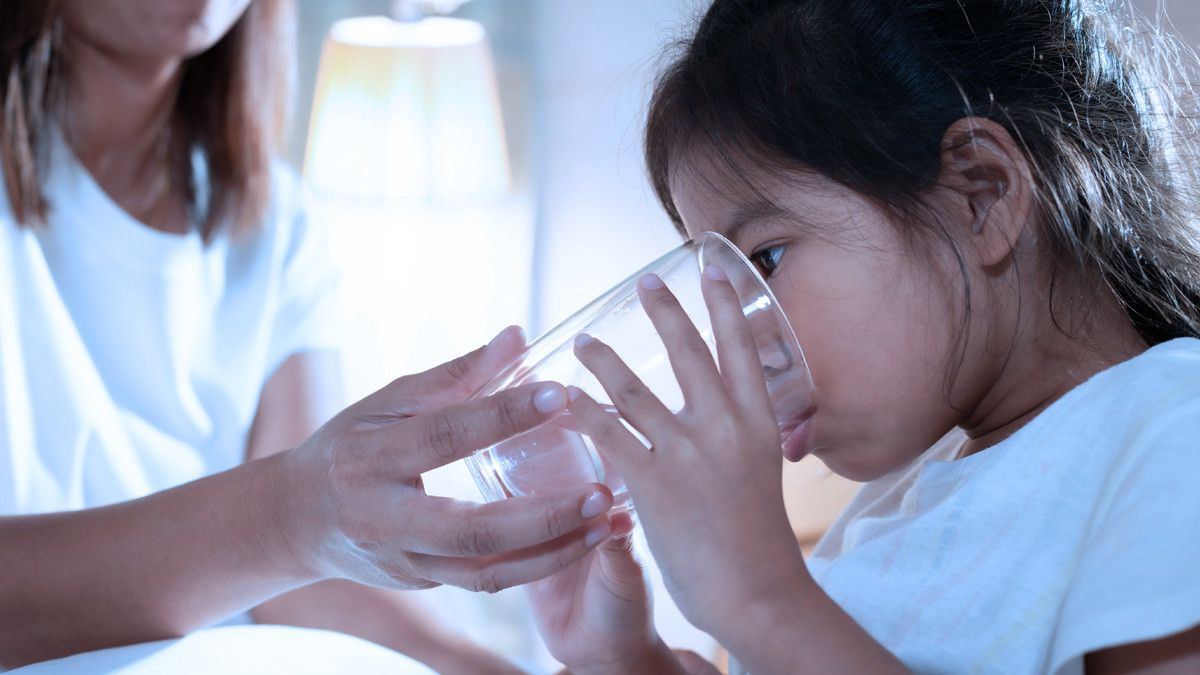 Cegah Anak Dehidrasi saat Demam, Ini Pentingnya Minuman Isotonik