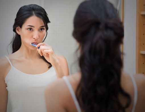 Alasan Anda Perlu Menyikat Gigi di Malam Hari