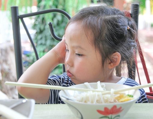 Anak Mengemut Makanan, Bagaimana Solusinya?