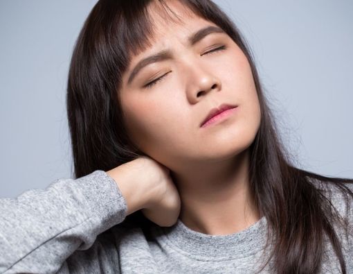 Penyebab Sakit Kepala di Belakang Telinga