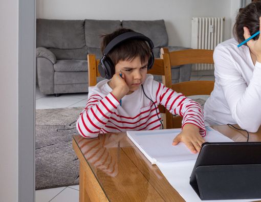 Stres Saat Temani Anak Sekolah Online, Apa Wajar?