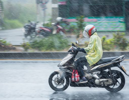 Pengendara Motor Rentan Kena Hipotermia Saat Musim Hujan