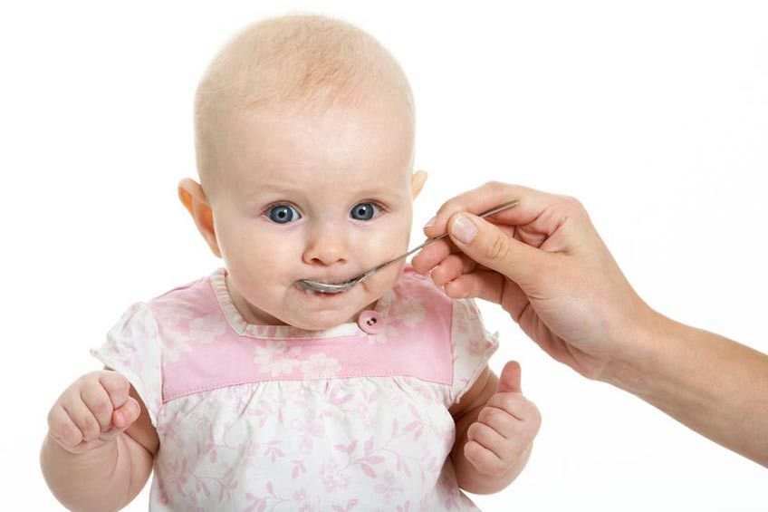 Memberikan ASI Perah Menggunakan Sendok, Bolehkah?