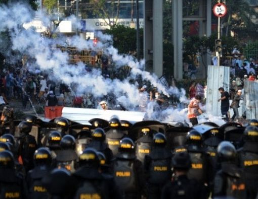 Waspadai 3 Efek Gas Air Mata pada Kesehatan Saat Demo