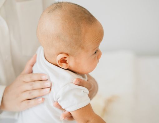 8 Cara Mudah Menghentikan Cegukan pada Bayi, Patut Mama Coba!