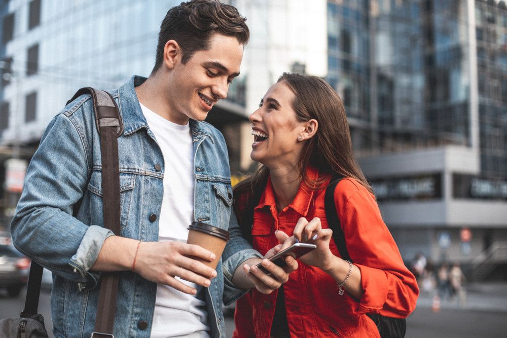 Hati-hati, Ini Bahaya Sering Bermain Gawai Saat Jalan Kaki