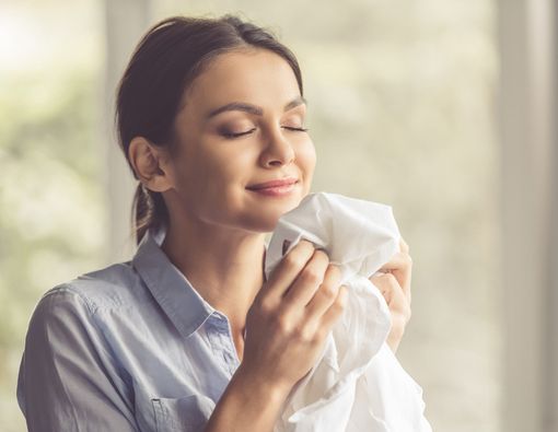 Mencium Aroma Baju Pasangan Bisa Kurangi Stres?