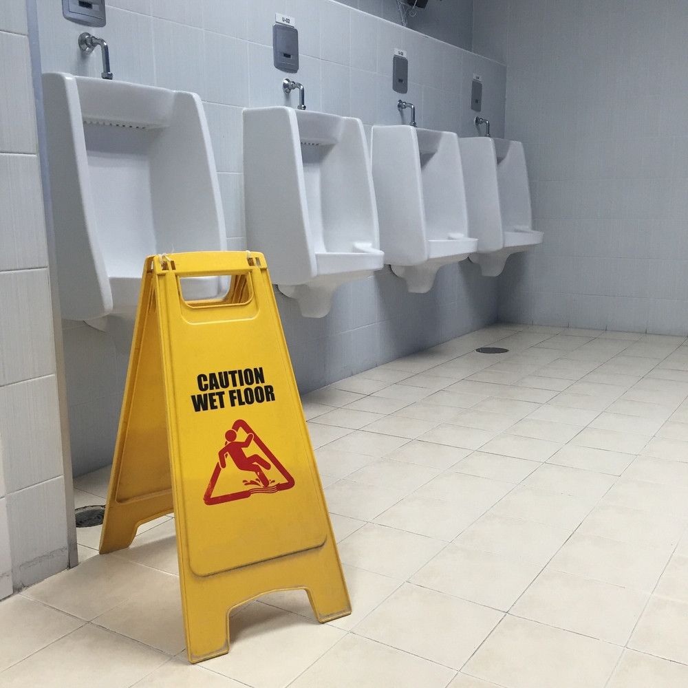 Benarkah Jatuh di Kamar Mandi Bisa Picu Stroke?