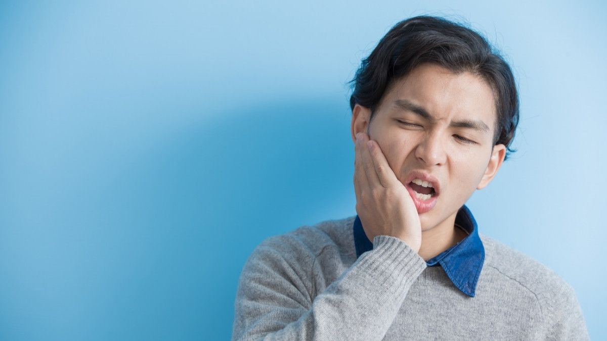 Makanan Penyebab Gusi Bengkak yang Perlu Dihindari