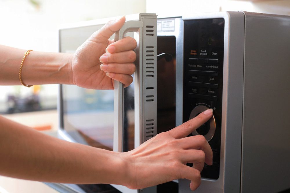 Memanaskan dengan Microwave Bikin Makanan Kehilangan Nutrisi?