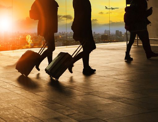 Penerbangan Jarak Jauh? Pilih Sepatu Jenis Ini!