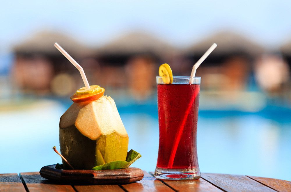 Buka Puasa, Lebih Sehat Minum Air Kelapa atau Teh Manis?