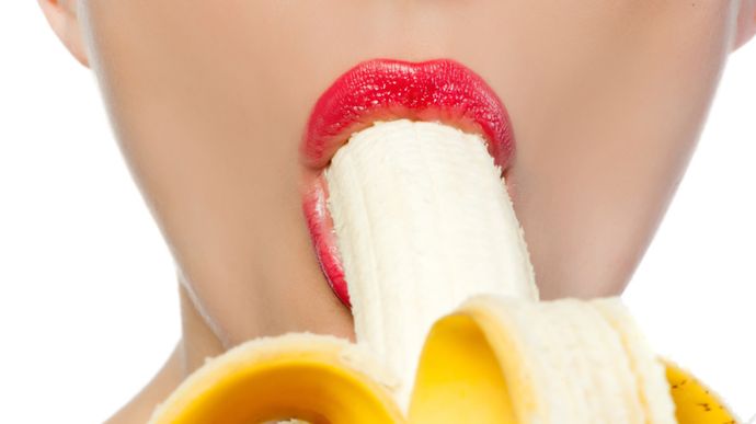 Bir qiz hojatxonada yigitlarni silkitmoqda