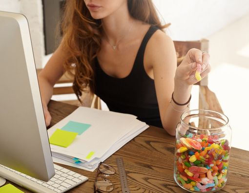 Benarkah Sering Makan Makanan Manis Picu Keputihan?