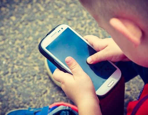 Awas, Gadget Sebabkan Mata Kering pada Anak