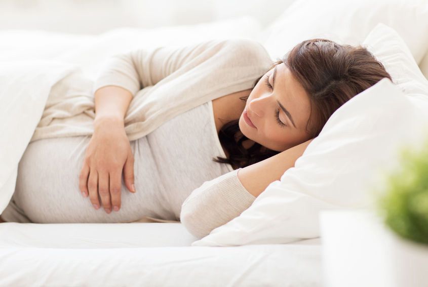 Posisi Tidur yang Tepat saat Hamil 8 Bulan