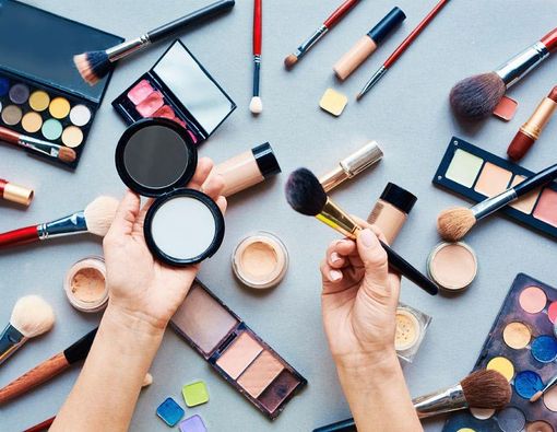 Pilih Bedak Tabur atau Bedak Padat?