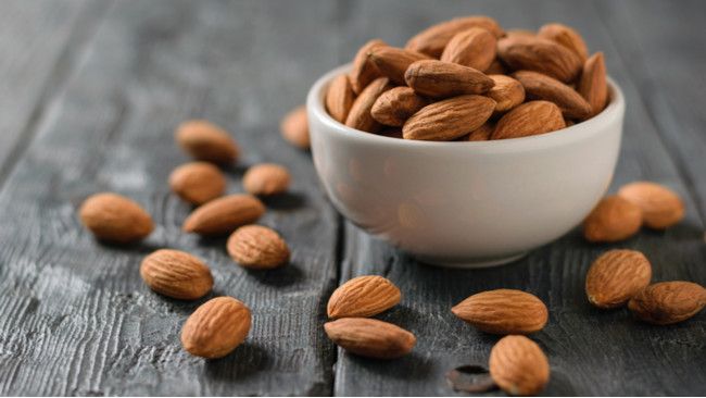 Kacang almond (VLADIMIR VK/Shutterstock)