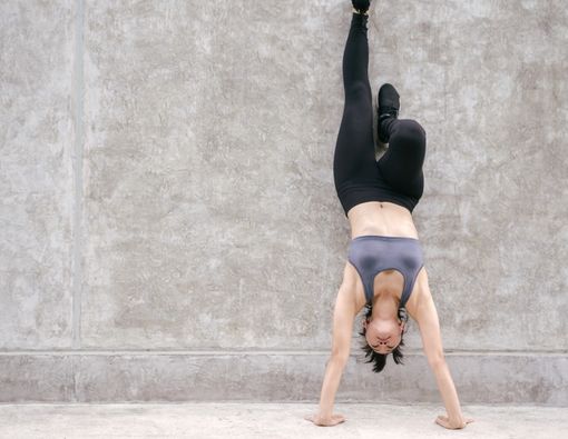 Ketahui Manfaat Latihan Handstand, Bentuk Postur Tubuh?