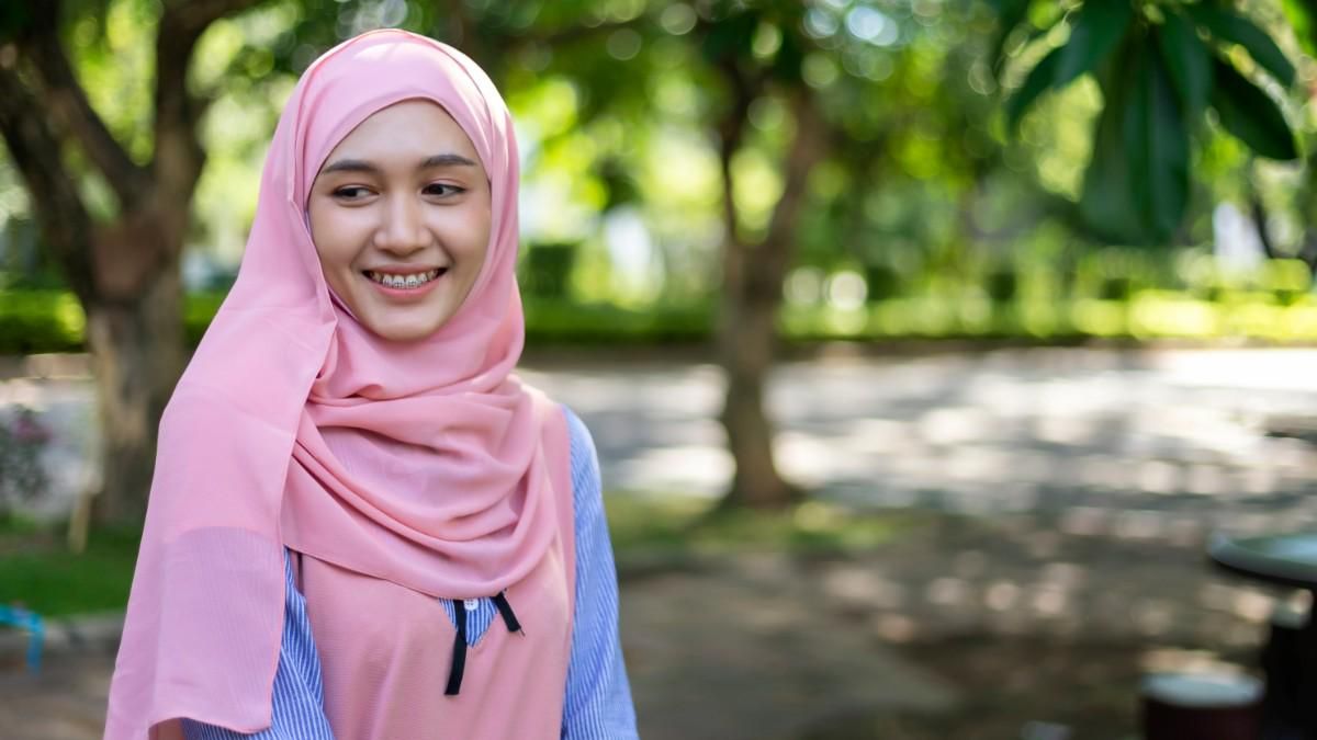 8 Cara Mengatasi Ketombe untuk Wanita Berhijab