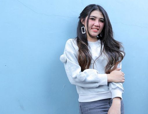 Adiknya Positif COVID-19, Via Vallen Sekeluarga Dikucilkan Tetangga