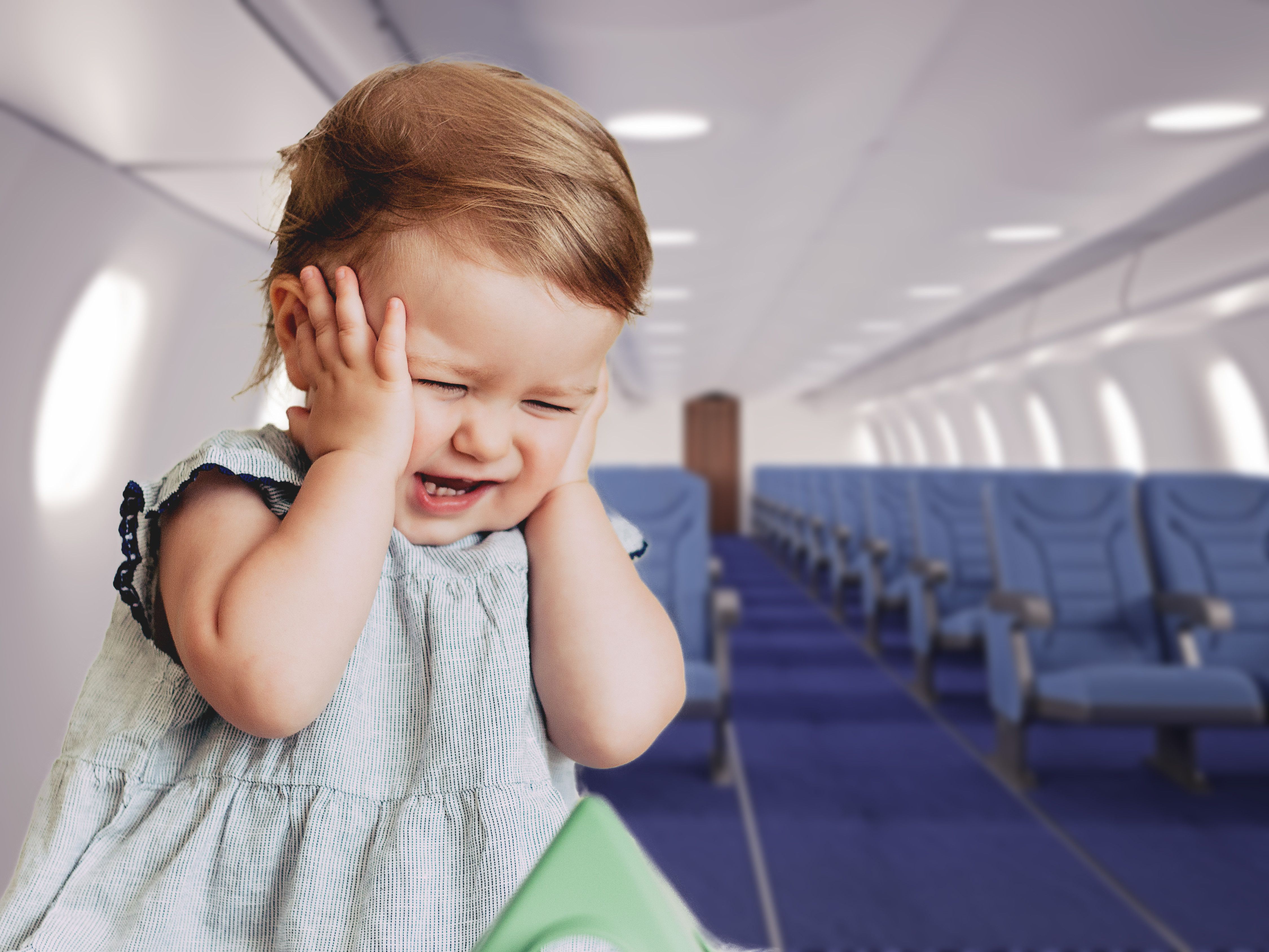 Tips agar si Kecil Bebas Nyeri Telinga Saat Naik Pesawat