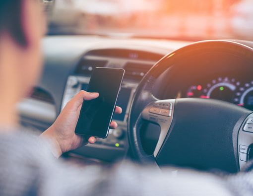 Bahaya Menggunakan Gawai Sambil Menyetir