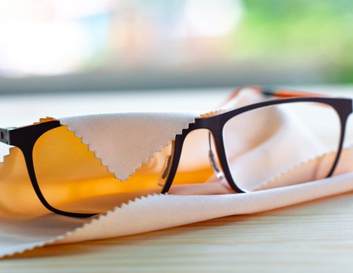 Awas, Kacamata Kotor Bisa Penuh Bakteri, Bahkan Virus Corona!