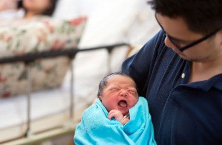 Bagaimana Merawat Bayi Baru Lahir dengan Benar