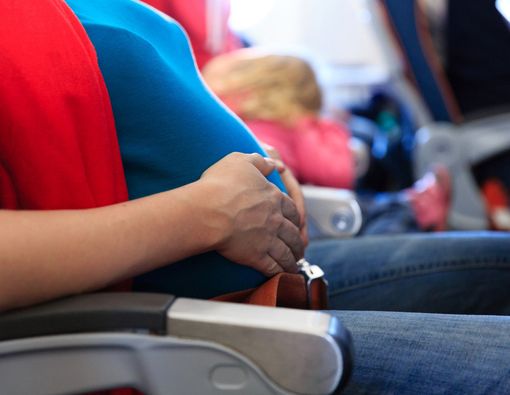 Tips Agar Ibu Hamil Nyaman Saat Naik Pesawat