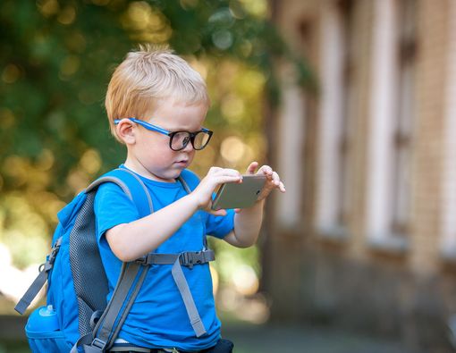 Anak Sering Main Gawai Bisa Cepat Pakai Kacamata?