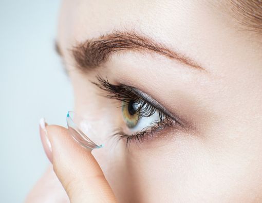Ini Alasan Mengapa Anda Tak Boleh Tidur Memakai Lensa Kontak