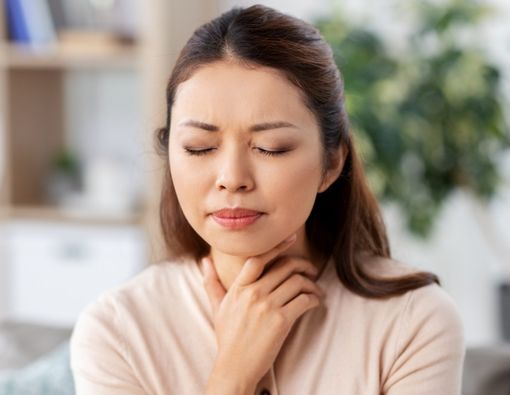 8 Penyebab Suara Serak Tiba-tiba, Berbahayakah?