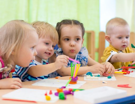 Pilih Baby Sitter atau Day Care untuk Menjaga si Kecil?