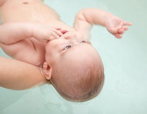 Perlukah Terapi Air untuk Bayi?