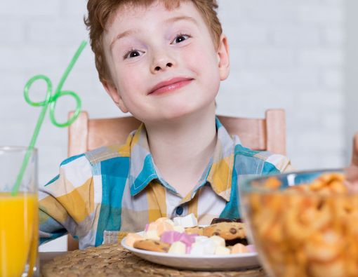 Makanan Manis Bikin Anak Hiperaktif?