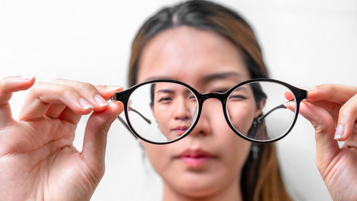 Pusing saat Pakai Kacamata Baru, Ini Sebabnya!