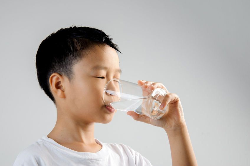 Berapa Kebutuhan Air Minum yang Ideal untuk Anak?