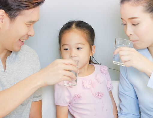 Waspada Memberikan Si Kecil Air Minum, Ini Alasannya