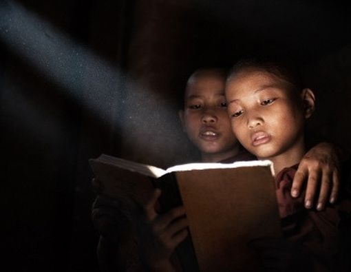 Membaca dengan Sinar Remang: Tidak Merusak Mata?