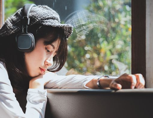 Alasan Lagu Sedih Cocok Didengarkan saat Patah Hati