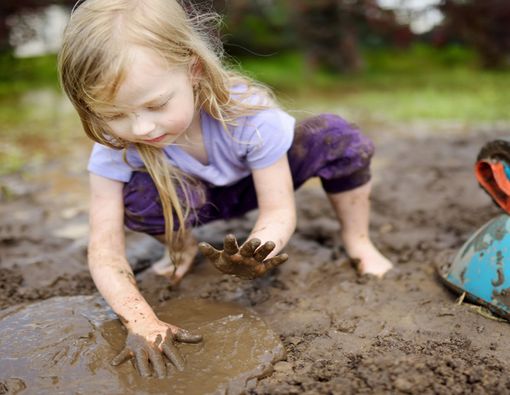 Bermain Kotoran Bagus Untuk Anak?