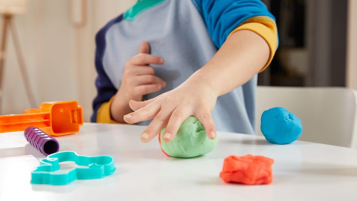 ibu mendampingi anak bermain playdough aman rumahan