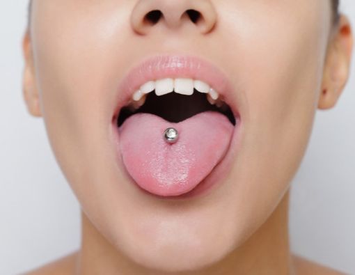 7 Bahaya Oral Piercing pada Kesehatan Gigi dan Mulut