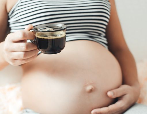 Benarkah Konsumsi Kafein Berlebihan Saat Hamil Rusak Ginjal Bayi?
