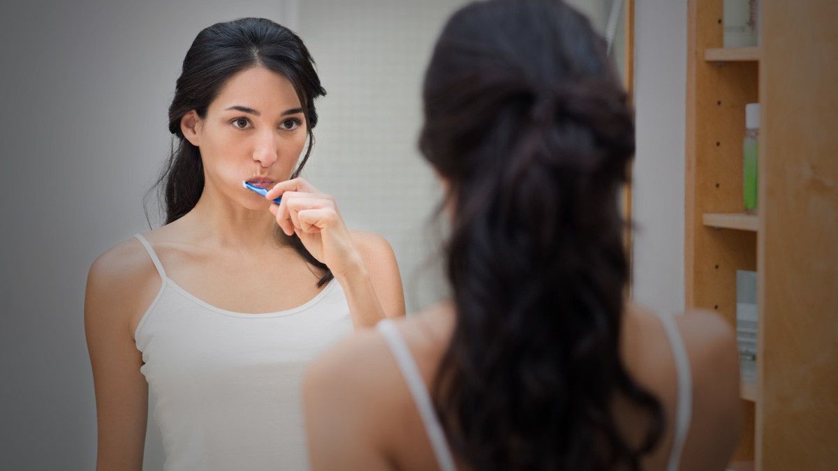 Alasan Anda Perlu Menyikat Gigi di Malam Hari
