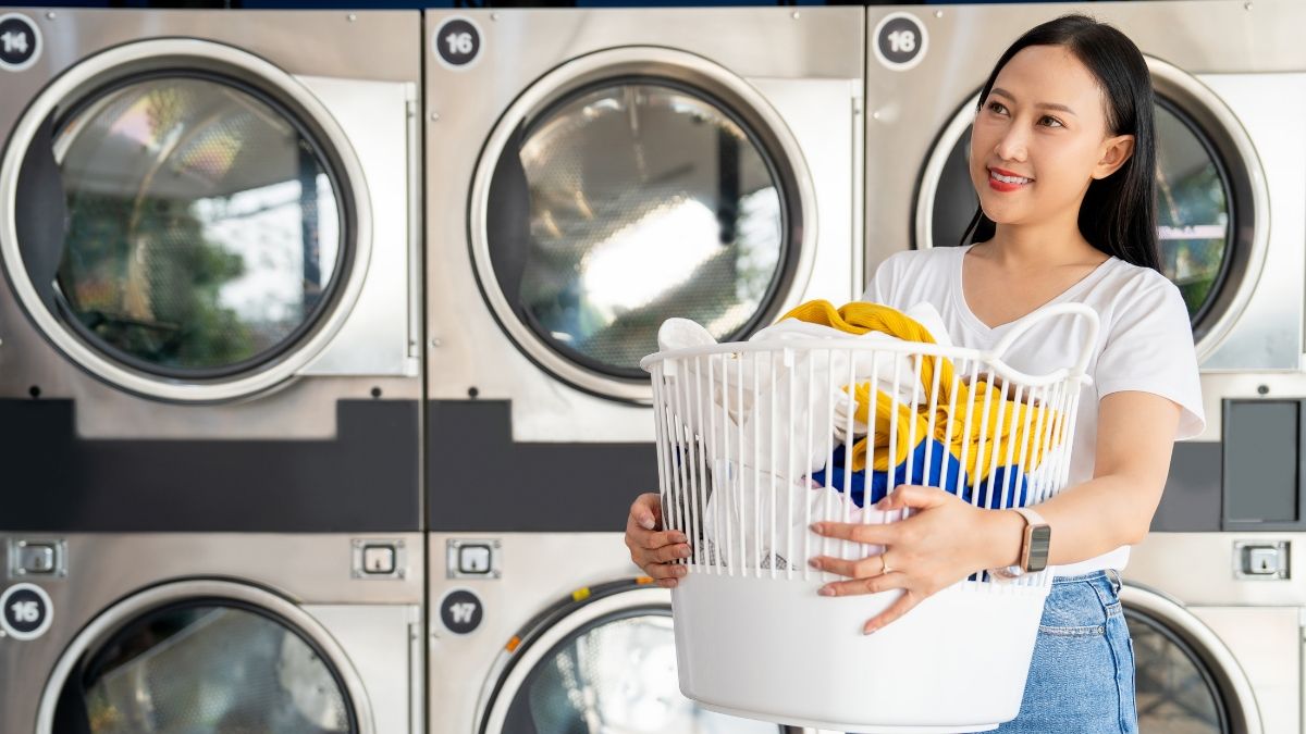 Menggunakan Jasa Laundry